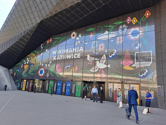 Main entrance to the International Congress Centre in Katowice with Wikimania branding (2024-08-07_Wikimania_Katowice_1st_day, by Paju~commonswiki, CC BY-SA 4.0)