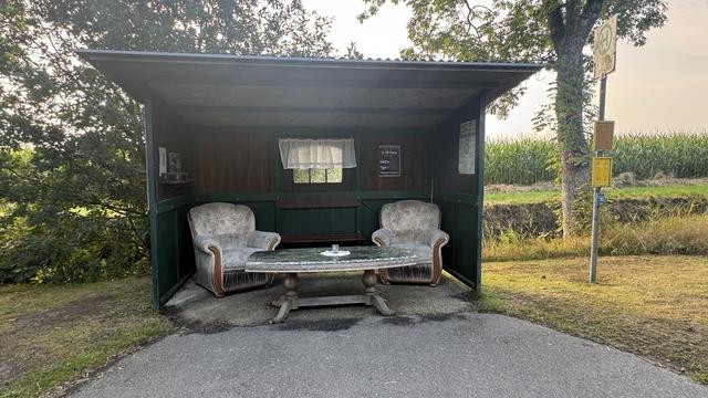 Bushaltestelle aus Holz in der nette Menschen Wohnzimmer Sessel mit Couchtisch platziert haben