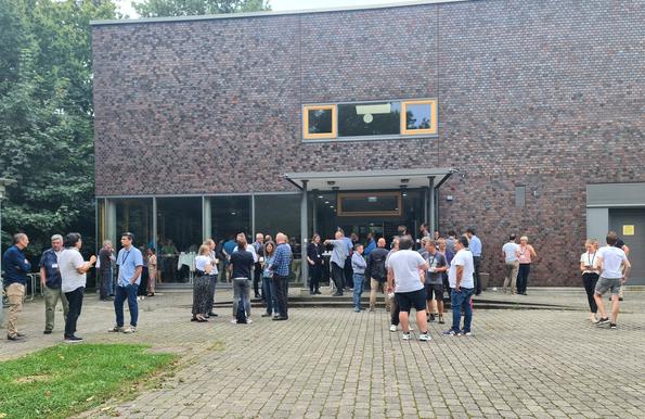 Pause beim Kickoff-Meeting von mareXtreme: Die Teilnehmenden stehen in lockeren kleineren Gruppen vor dem Unigebäude