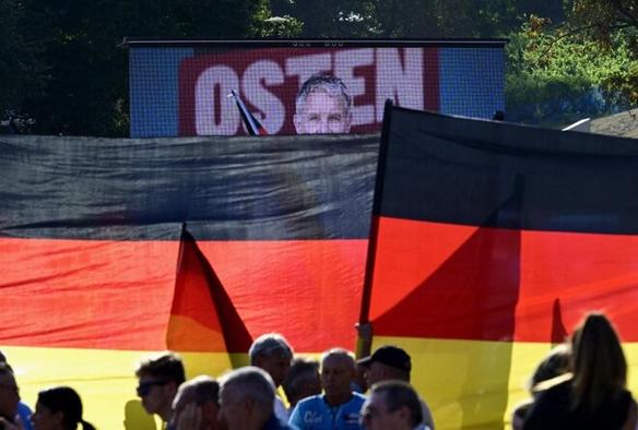 Une photo de Björn Höcke candidat de l’AfD lors d’un rassemblement à Erfurt en Thuringe (Allemagne) le 31 août 2024. © Photo John Macdougall / AFP
