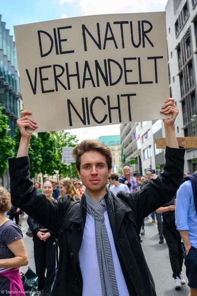 Teilnehmer an Fridays for Future-Demo zur Europawahl mit Transparent: „Die Natur verhandelt nicht“, Luisenstraße, Berlin, 31.05.2024