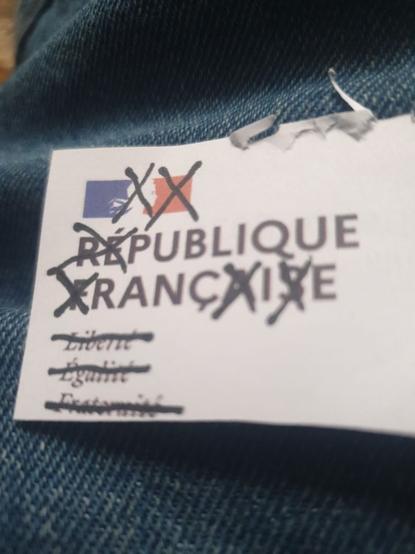 logo bleu blanc rouge avec Marianne dont le blanc et le rouge sont barrés
liberté égalité fraternité tous trois barrés
dans république française lettres r, é, f, a, s barrées, laissant écrit publique rançie