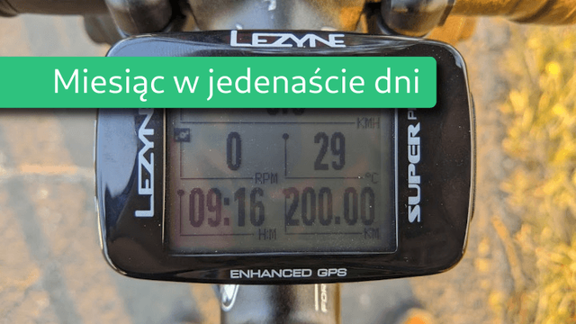 Miniaturka dla wpisu „Sierpień na rowerze”. Na zdjęciu zamocowany na mostku roweru komputerek GPS pokazujący przejechane 200 kilometrów. Na zdjęcie nałożony zielony pasek z napisem „Miesiąc w jedenaście dni”.