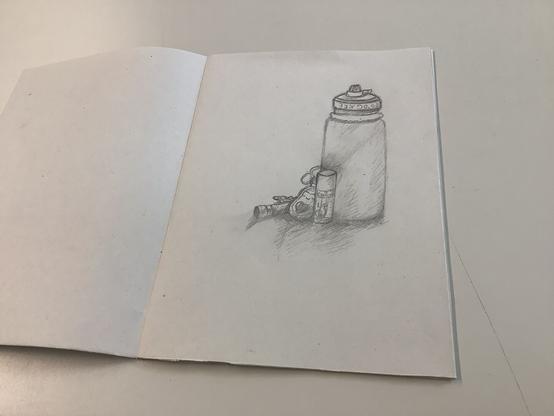 Bleistiftzeichnung eines Siebtklässlers einer Trinkflasche.