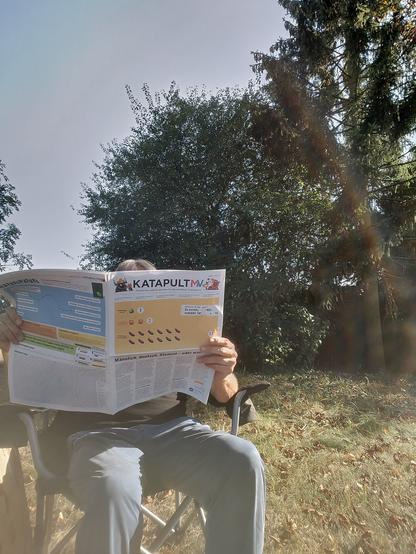 Mensch in Grünen mit Zeitung Katapult MV