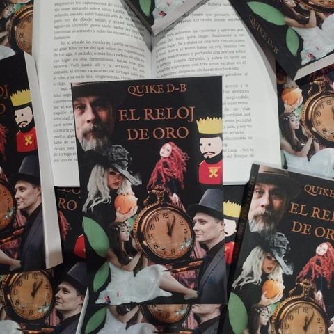 Varias portadas del libro «El reloj de oro», de Quike D-B, y uno de los libros abierto mostrando las páginas interiores.