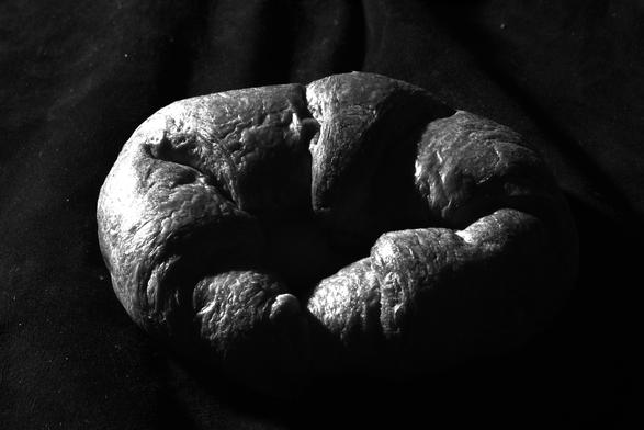 Black and white photo of a croissant.