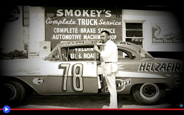 Uomo in abiti informali di fronte ad auto storica della formula NASCAR americana. Sportello semi-aperto