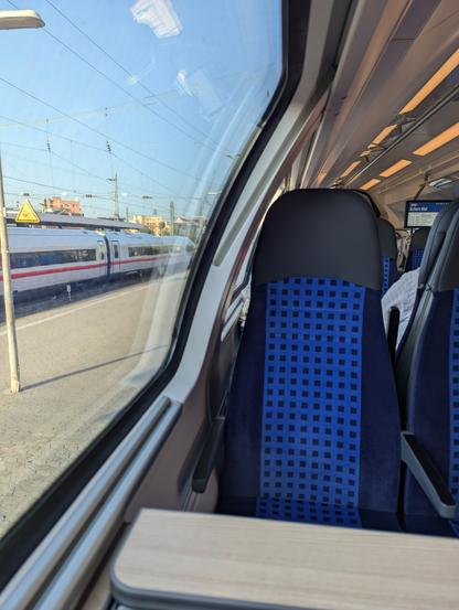 Bild des Innenraum des Recht leeren RE29 nach Erfurt, der Blick durch das fenster zeigt das Bahnhofsgleis