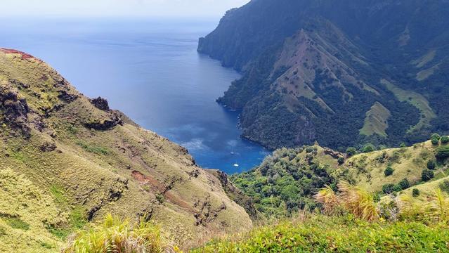 Grüne Hügel und blaues Meer. ~~~ Green hills and the blue sea.