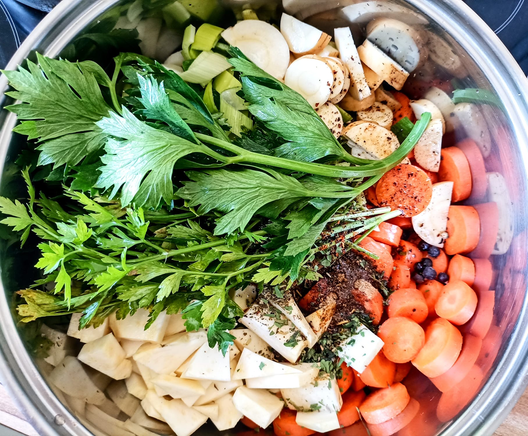 die geschnittenen Zutaten für die Brühe vor dem Kochen in einem großen Topf