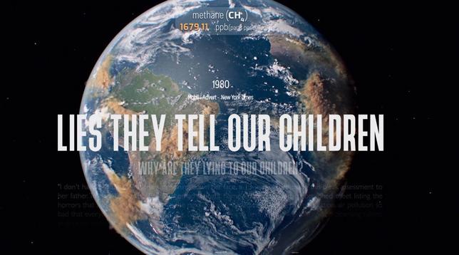 Das Bild zeigt eine Ansicht der Erde aus dem Weltraum mit einem Fokus auf die Kontinente, die von Wolken umgeben sind. Im Vordergrund steht in großen weißen Buchstaben der Text: „LIES THEY TELL OUR CHILDREN“ („Lügen, die sie unseren Kindern erzählen“). Darüber sind die Worte „1980 Mobil-Advert – New York Times“ und die Methankonzentration „methane (CH4) 1679.11 ppb (parts per billion)“ zu sehen. Das Bild vermittelt eine Botschaft über die Verleugnung und Irreführung der Öffentlichkeit durch die Ölindustrie in Bezug auf den Klimawandel.