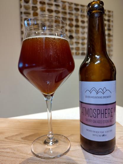Glas mit Bier und Bierflasche