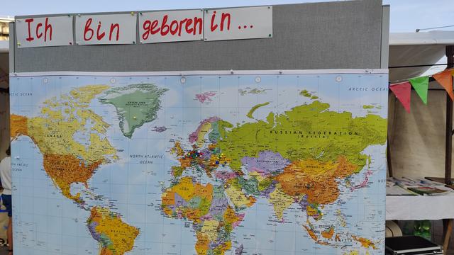 Der Beirat für Partizipation und Integration des Bezirks hatte eine Weltkarte an einer Pinnwand und lud zum Markieren des Geburtsortes ein. Über der Weltkarte steht "Ich bin geboren in ...". Zahlreiche bunte Stecknadeln stecken in Deutschland, aber auch einige in der Ukraine,  Madeira, Grönland, der Türkei, im Iran, im Mittelmeer, Italien, Frankreich, Belasrus, Lithauen, Polen, China, Vietnam, Niederlande und evtl mehr.