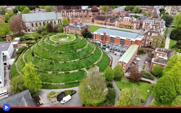 Collina artificiale a fianco di antico colleggio inglese circondata da strada spiraleggiante con spiazzo sulla sommità