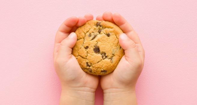 Kinderhände halten ein Cookie