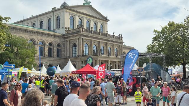 Menschenmenge auf dem Opernplatz