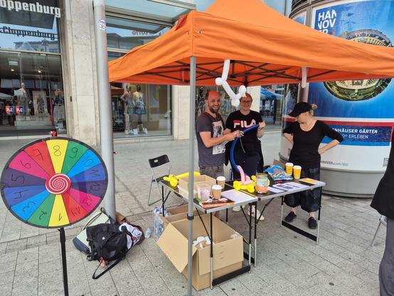 Unser Stand mit Glücksrad und Balloontieren.