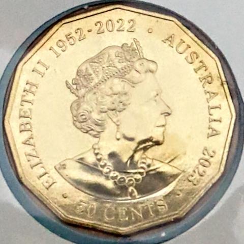 Sixth crowned portrait of Queen Elizabeth II facing right, wearing the George IV State Diadem and the Victorian Coronation Necklace, Memorial Obverse.

Script: Latin

Lettering:
ELIZABETH II 1952 - 2022
AUSTRALIA 2023
50 CENTS
JC

Designer: Jody Clark