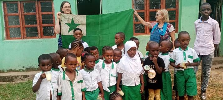 infanoj de la infangxardeno en Rumonge kaj niaj du ambasadoroj kun esperanta flago