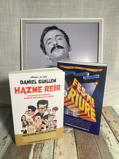 Frente a un retrato de Mqnuel de BCN, dos libro de Daniel Guillén, en su edixión en español ‘Hazme Reír’ y en catalán, ‘Fes-me riure’
