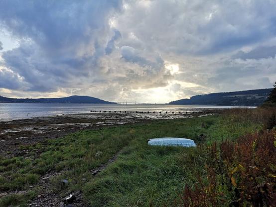 Sonnenaufgang am Moray Firth Wir blicken Richtung Osten und der Himmel ist mit Wolken verhangen, genau an der Kessock Bridge sehen wir einen hellen Schein von der Sonne