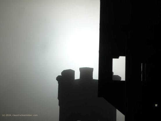 Im Bild der übriggebliebene Turm der #Kaiserin-Elisabeth-Eisenbahnbrücke (Passau) im Nebel und im Gegenlicht, an der österreichischen #Grenze.