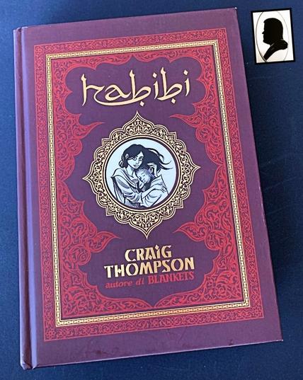 La foto ritrae la copertina del libro realizzata con un disegno e vari decorazioni orientali.