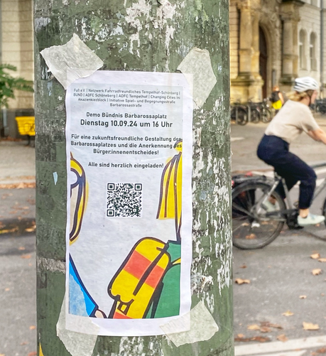 Ein Flyer an einem Laternenmasten am Barbarossaplatz kündigt die Demo am 10.09.24 um 16 Uhr an.