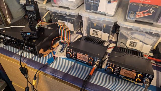 Amateurfunkgeräte mit 23cm und einen Raspberry Pi auf dem Svxlink als Software zur Steuerung läuft.