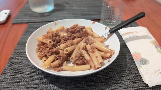 Un piatto di ziti con genovese