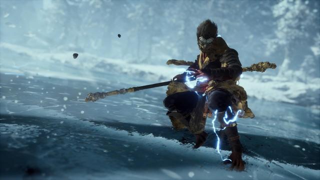 The picture shows a dynamic battle scene in an icy, snowy landscape. In the center is the character of Black Myth WuKong with a wolf mask, who remains in a deep fighting stance. He wears armor reminiscent of ancient Chinese warriors and holds a long, ornate staff in his hand. Blue electric lightning glows around his hands, giving him a powerful and magical aura. The ground is smooth and covered in ice, and blurred trees can be seen in the background, emphasizing the coldness of the surroundings.