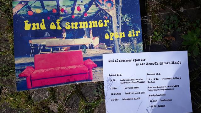 Eine Kleinkunst Bühne, vor der ein lila Sofa steht. Darüber steht: End of Summer- Open Air