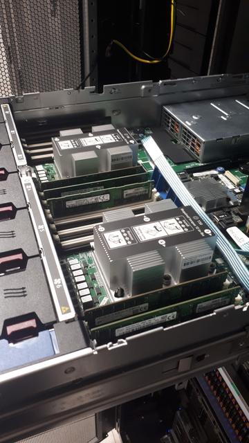Vue interne d'un serveur avec 6 DIMMs