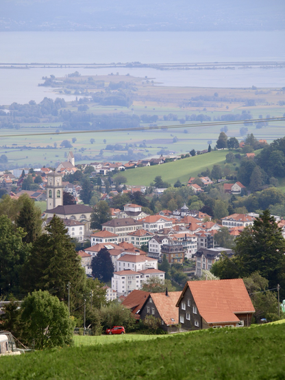 blick über das biedermeierdorf auf den see