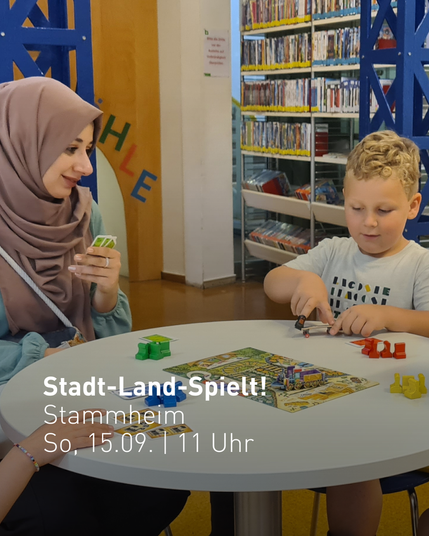 Foto: Frau und Kind spielen gemeinsam