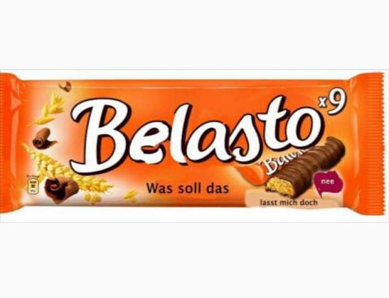 Verpackung des Schokoriegels "Balisto". Stattdessen. Steht aber im großen Schriftzug "Belasto", darunter kleiner "Was soll das" und "nee" sowie "lasst mich doch".