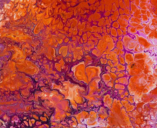 A purple sea, covered by orange blobs. Some are bigger and form heart like shapes. A seemingly never-ending sea, eventually abruptly ending at the corners of the canvas. A nostalgic feeling for those that recognize the orange being used everywhere in the 70s