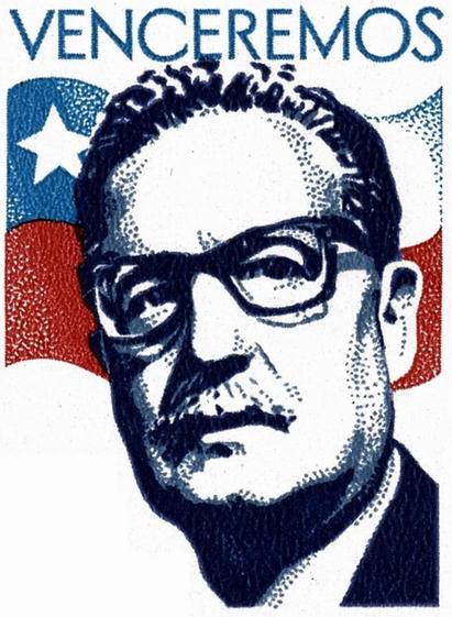 Cartel de Salvador Allende con el lema que dice “Venceremos” y la bandera de Chile detrás.