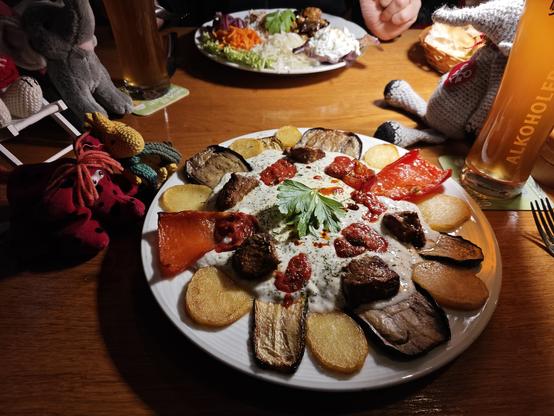 Grillgemüseplatte mit Joghurt, Schafskäse und Lammfleisch