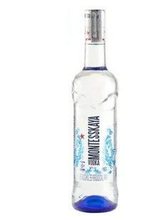 Botella de vodka con etiqueta que dice MONTESSKAYA y una estrella roja arriba adornando