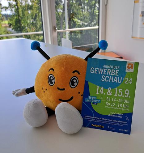 orangenes Ion-Maskottchen mit Flyer