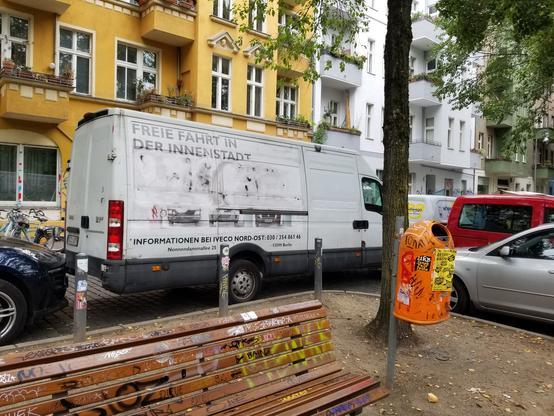 Ein weißer Lieferwagen in einer Berliner Straße mit der Aufschrift "Freie Fahrt in der Innenstadt".