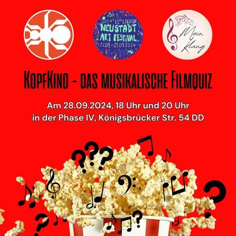 Ein Eimer Popcorn, aus dem Noten und Fragezeichen fliegen. Darüber die Logos der Phase 4, des Neustadt Art Festivals und MeinKlang. Der Titel lautet: KopfKino - das musikalische Filmquiz.