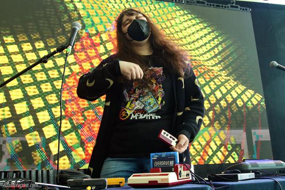 Megan Kellough plays music through a famitracker with an Everdrive cartridge on stage