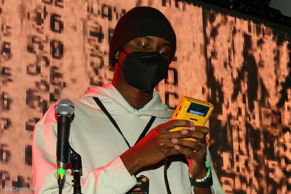 amateurLSDJ plays a gameboy on stage