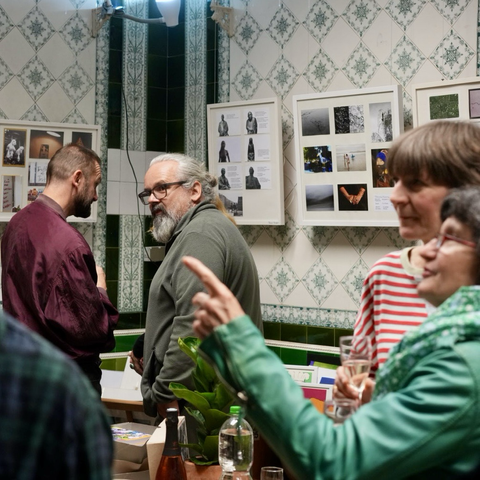 Besucher der Ausstellung