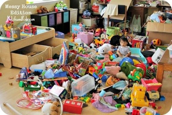 Spielzeugchaos
Untidy floor filled with toys.