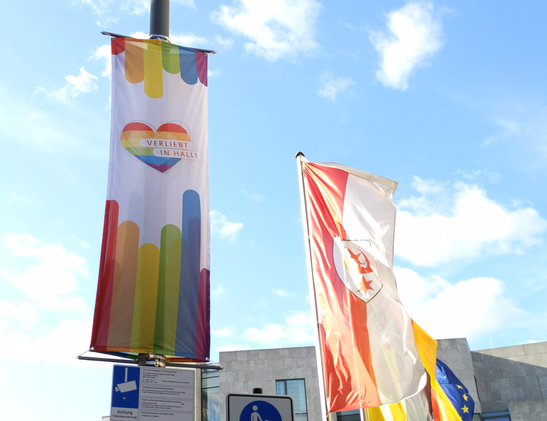 Bunte Fahnen auf dem halleschen Marktplatz