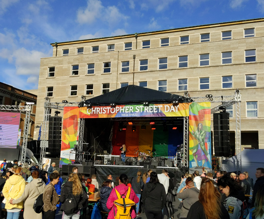 Bunt dekorierte Bühne vor der halleschen Stadtverwaltung während des Christopher Street Days